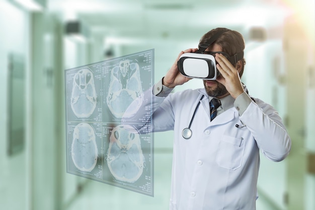 Lekarz w szpitalu, korzystający z okularów wirtualnej rzeczywistości, patrząc na wirtualny ekran