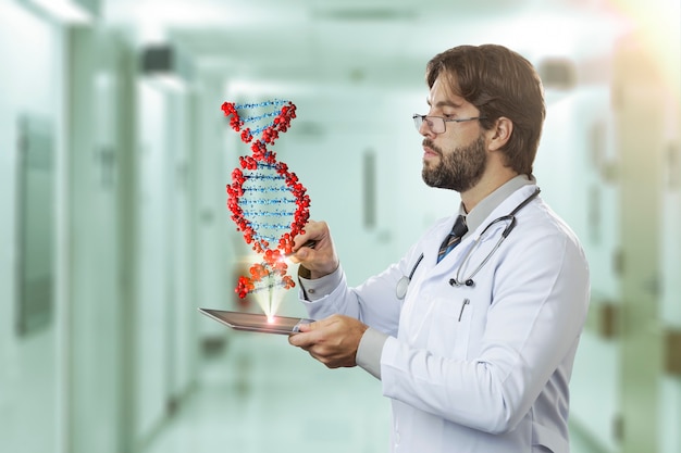 Lekarz w szpitalu, patrząc na wirtualne DNA wychodzące z tabletki