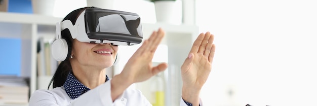 Lekarz w wirtualnych okularach w wirtualnej rzeczywistości w laboratorium wirtualnym instytucie medycyny