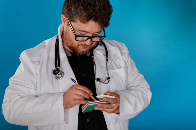 Lekarz wDoctor wypisuje pacjentowi leki na receptę na rękach tabletki lekarza
