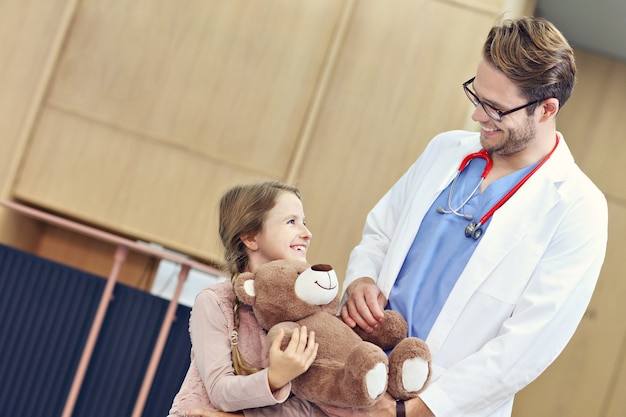 lekarz wita małą dziewczynkę w klinice