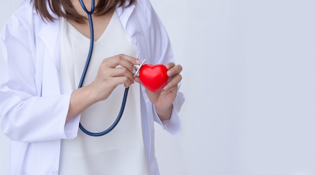 Lekarz z stetoskop bada czerwone serce