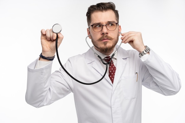 Lekarz ze stetoskopem w dłoni, koncepcja opieki medycznej