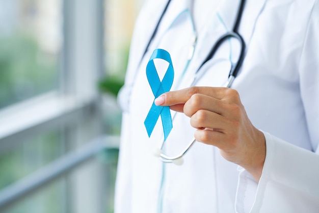 Lekarz ze świadomością raka prostaty z niebieską wstążką