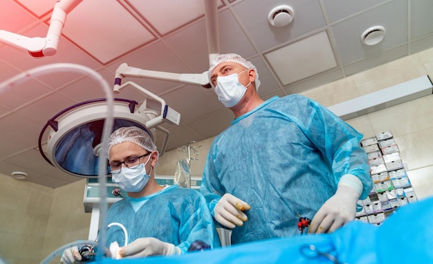 Lekarze chirurgii działający na oddziale szpitala. Profesjonalni chirurdzy działający na oddziale ratunkowym.