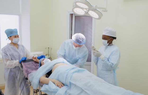 Lekarze oddziału chirurgicznego przygotowują pacjenta do operacji