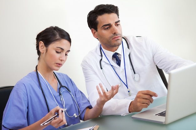 Lekarze pracujący z laptopem