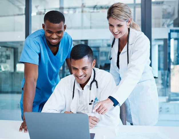 Lekarze specjaliści medyczni lub pracownicy służby zdrowia z laptopem rozmawiają, spotykają się lub planują leczenie lekami Różnorodna grupa szczęśliwych kolegów z pierwszej kliniki badających leczenie wirusowe w szpitalu