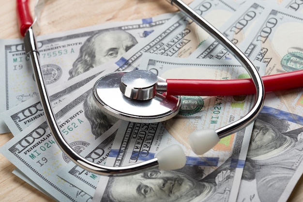 Lekarze stetoskop medyczny na tle pieniędzy opieki zdrowotnej drogiej koncepcji