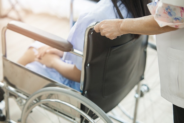 Lekarzem kobiet jest wózek inwalidzki, w którym młody pacjent siedzi w szpitalu
