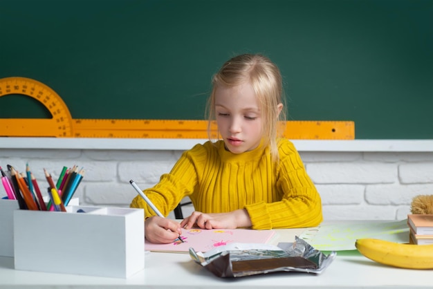 Lekcja dziecięca ucząca się w szkole Dziecko w szkole podstawowej w klasie Powrót do szkoły Dzień wiedzy dziecka geniusza Edukacja i wiedza dla dzieci