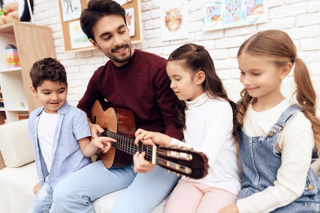 Lekcja muzyki dla dzieci, jak grać na gitarze