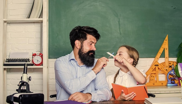 Lekcje prywatne Nauczyciel szkolny i uczennica Umiejętności pedagogiczne Utalentowany pedagog Pracuj razem, aby osiągnąć więcej Pedagog z brodą w domu Nauczanie domowe z ojcem Znajdź kumpla, który pomoże ci w nauce