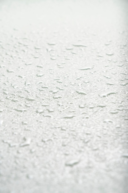 Lekka abstrakcyjna tekstura tła pokryta kroplami deszczu przez kondensację