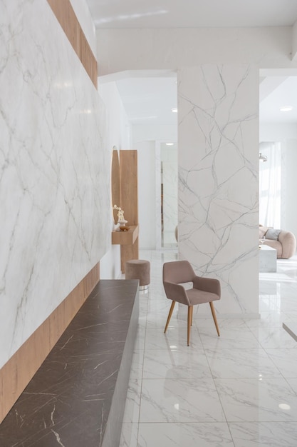 Lekka luksusowa aranżacja wnętrz nowoczesnego mieszkania w minimalistycznym stylu z marmurowymi wykończeniami i ogromnymi oknami wpuszczającymi światło dzienne do kuchni i salonu