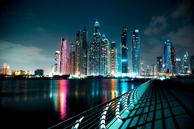Lekka promenada Nught w Dubai Marina. Dubaj, Zjednoczone Emiraty Arabskie