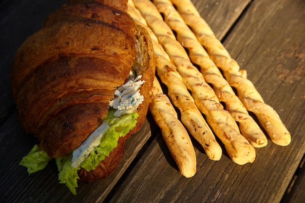 Lekki rogalik na lunch z gotowaną wieprzowiną i paluszkami serowymi