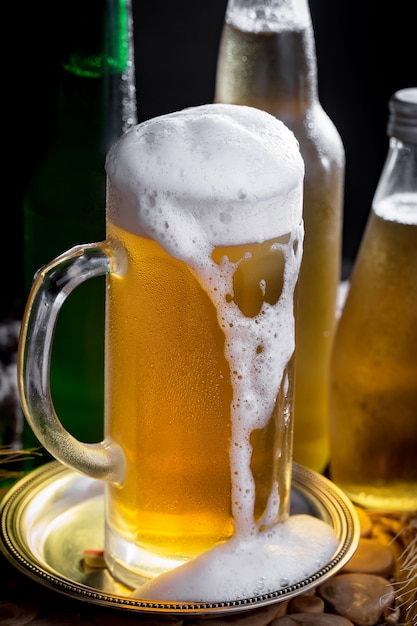 Lekkie piwo w szklance piwa na starym tle.