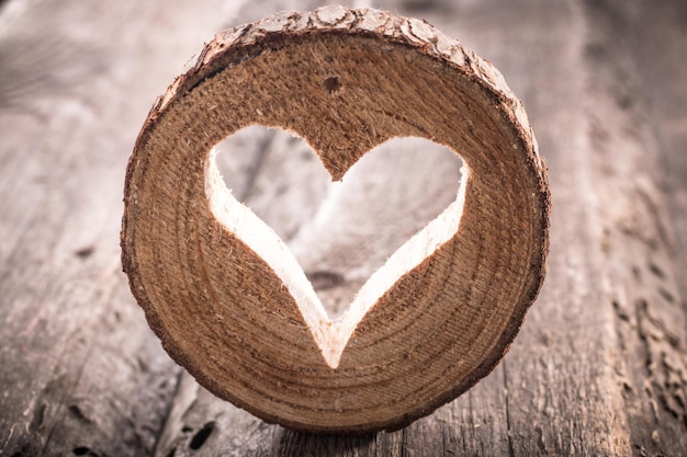 Zdjęcie lekkie serce na rustykalnym drewnianym tle