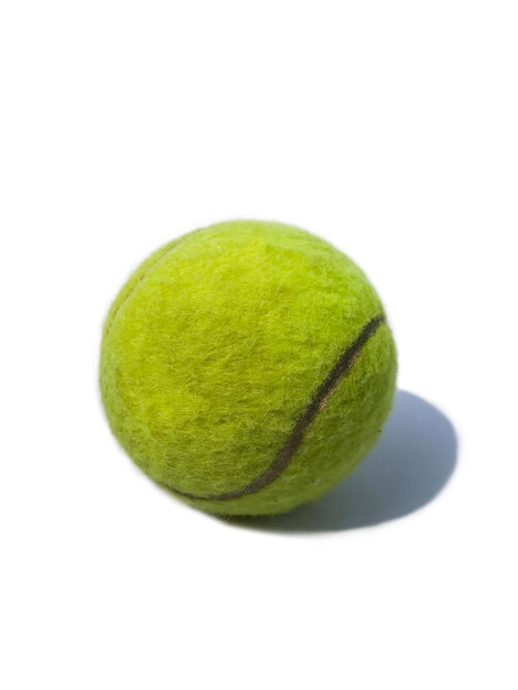 Zdjęcie lekko brudna piłka tenisowa na białym tle