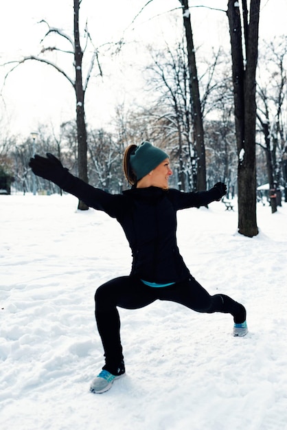Lekkoatletka ćwicząca w parku zimą