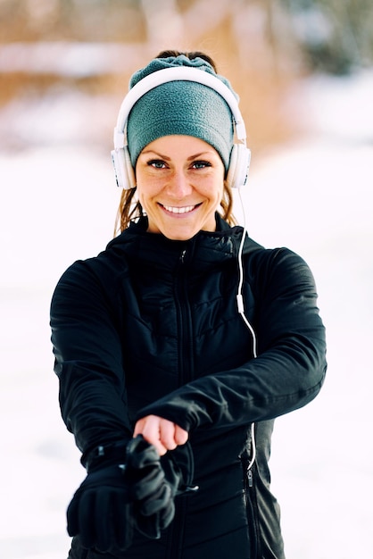 Lekkoatletka jogging w parku zimą