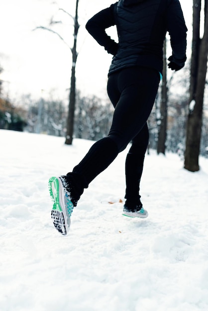 Lekkoatletka jogging w parku zimą
