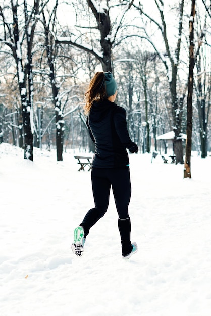 Lekkoatletka jogging w parku zimą