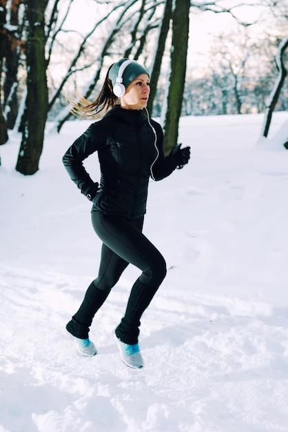 Lekkoatletka jogging w parku zimą