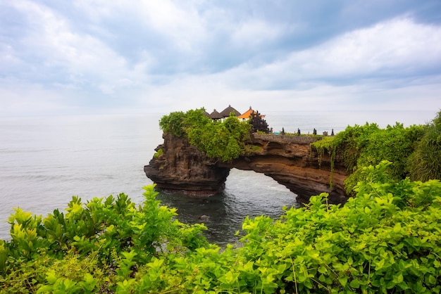 Łękowata skała ze świątynią i zielonymi roślinami na Bali Indonezja