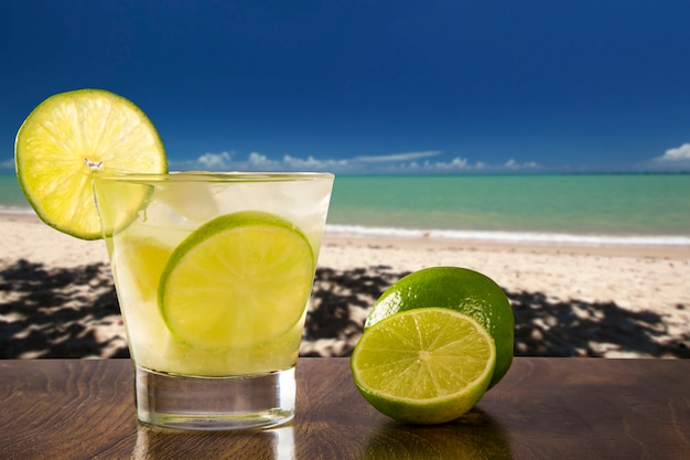 Lemon Fruit Caipirinha z Brazylii na pięknej plaży