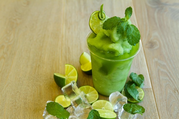 lemon mint smoothie podawany w jednorazowej szklance izolowany na stronie stołu widok zdrowego porannego napoju smoothie