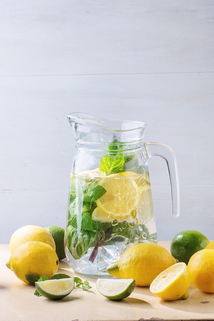 Lemonada w dzbanie.