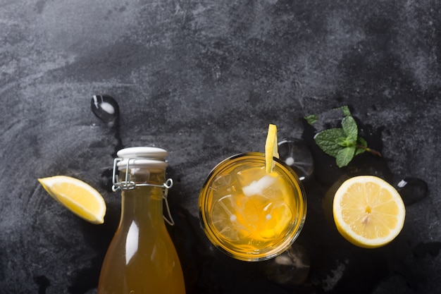 Lemoniada Kombucha to sfermentowany napój zrobiony z herbaty i cytryny, produkowany przy użyciu kultury SCOBY