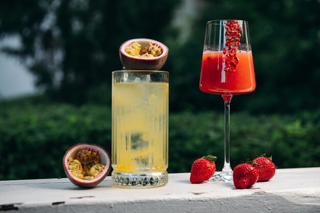 Lemoniada lub koktajl tropikalny z marakui i włoskim koktajlem alkoholowym Cooling Rossini z