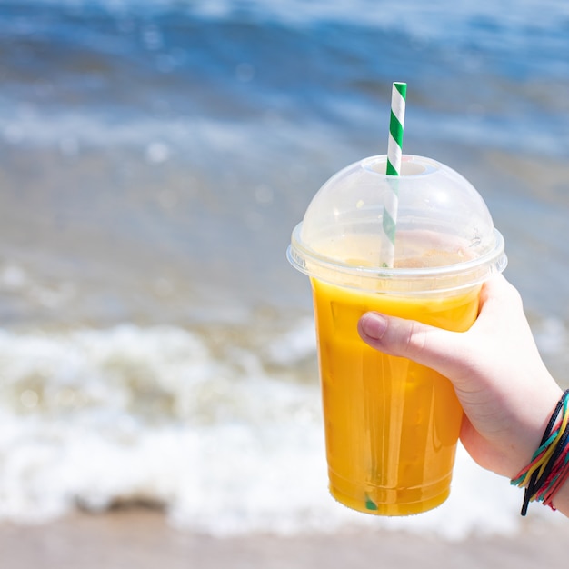 Lemoniada z brzegu morza lub świeży sok pomarańczowy, koncepcja lato