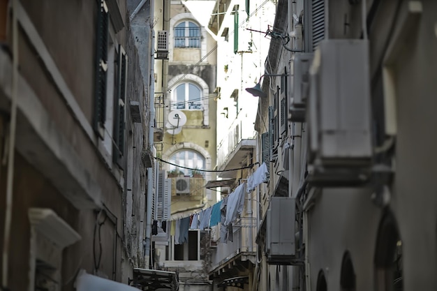 len suszy się na wąskiej uliczce Włoch, włoski styl życia