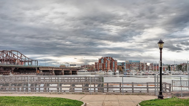 Leonard P Zakim Bunker Hill Memorial Bridge widziany z Langone Park w Bostonie, Massachusetts, USA.