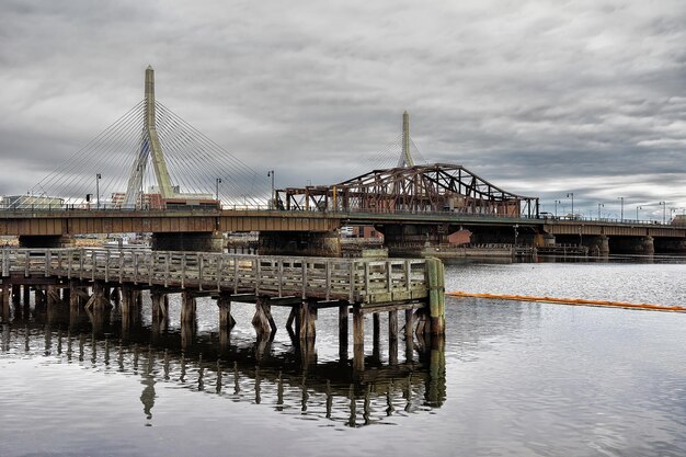 Leonard P Zakim Bunker Hill Memorial Bridge Widziany Z Langone Park W Bostonie, Massachusetts, Usa.