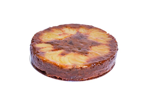 Lepki budyń daktylowy wilgotny i gęsty tort w stylu budyniu przyozdobiony gotowanymi gruszkami glazurowanymi z