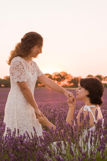 Lesbijska propozycja zaręczynowa ślub lgbtq para kocha latynoski związek młodych kobiet