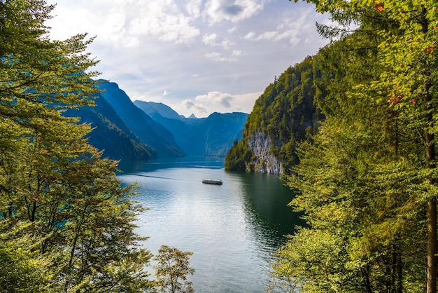 Leśne okno z widokiem na jezioro w pobliżu Schoenau am Königssee Konigsee Park Narodowy Berchtesgaden Bawaria Niemcy