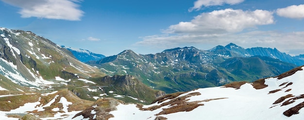 Letni czerwiec Alpy widok na góry i krętą drogę z Grossglockner High Alpine Road