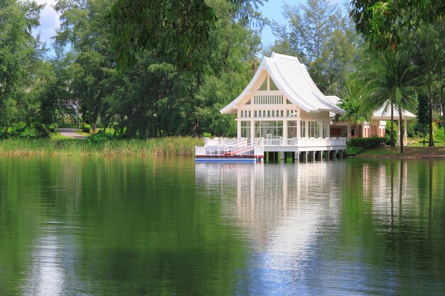 Zdjęcie letni domek na wodzie i drzewach