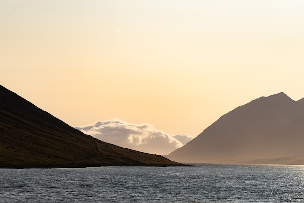 Letni Dramatyczny Zachód Słońca Na Fiordach Zachodnich Islandii