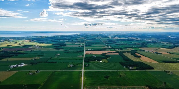 Zdjęcie letni dzień w wiejskiej części wisconsin z ziemią rolną i jeziorem winnebago w oddali