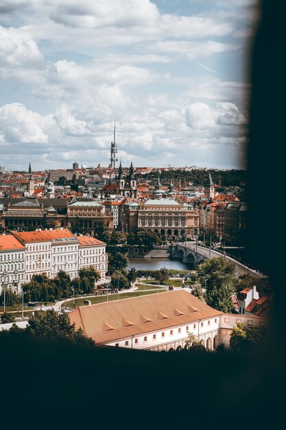 Letni horyzont z widokiem na krajobraz miasta Pragi