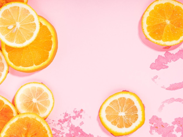 Letni klimat pomarańczowy plasterek owoców cytrusowych tekstura tło na pastelowym różu z mokrymi plamami