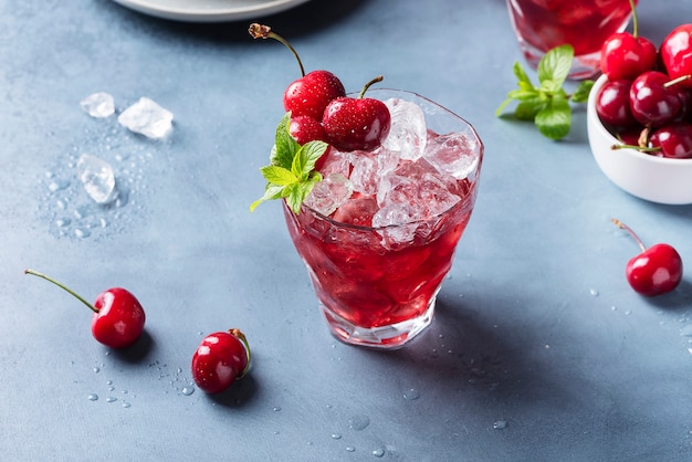 Letni koktajl alkoholowy z wiśniami