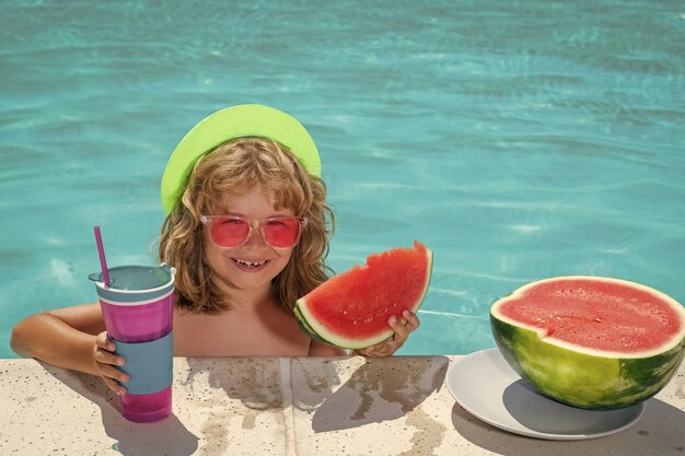 Letni koktajl dla dzieci Dziecko chłopiec w basenie jedzą arbuza Dzieci pływają na letnich wakacjach Plaża, morze i zabawa w wodzie